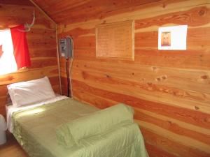 A bed or beds in a room at Log Inn & Pub