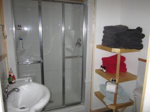 A bathroom at Log Inn & Pub