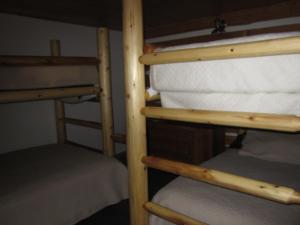 Log Inn & Pub emeletes ágyai egy szobában