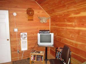 A television and/or entertainment centre at Log Inn & Pub