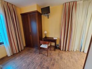 Telewizja i/lub zestaw kina domowego w obiekcie Hotel Rural Venta Del Alon
