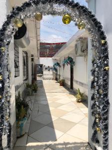 un arco in un edificio con decorazioni natalizie di Casa 57 a Pietermaritzburg