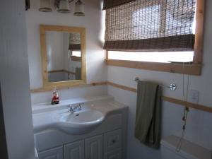 A bathroom at Log Inn & Pub