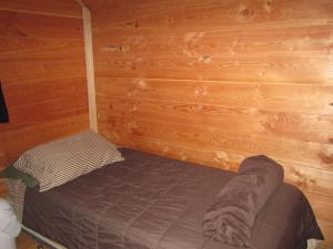 A bed or beds in a room at Log Inn & Pub