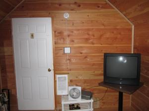 A television and/or entertainment centre at Log Inn & Pub