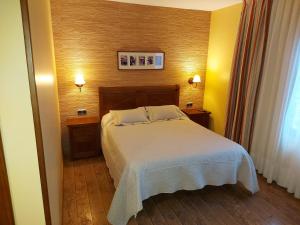 Łóżko lub łóżka w pokoju w obiekcie Hotel Rural Venta Del Alon