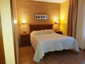 Łóżko lub łóżka w pokoju w obiekcie Hotel Rural Venta Del Alon
