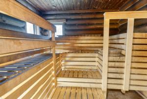 Palanda nebo palandy na pokoji v ubytování Valkla Puhkekeskuse saunamaja