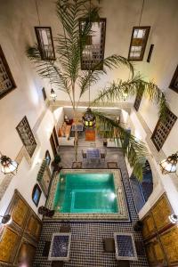 an overhead view of a swimming pool in a building at Le cèdre d'argent in Fès