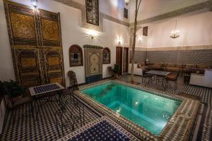 una piscina en un edificio con piscina en Le cèdre d'argent, en Fez