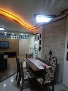 a dining room with a table and chairs at Apartamento em Guarapari in Guarapari