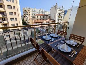 una mesa en un balcón con vistas a la ciudad en Legion Suite - Your perfect vacation !, en Niza