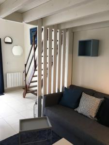 ein Wohnzimmer mit einem Sofa und einem TV in der Unterkunft Saclay - Green and premium flat close Paris - WIFI & NETFLIX in Saclay
