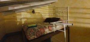 クエンカにあるCuencaloft Casa Azafranes VUTの小さなベッド1台が備わる客室です。