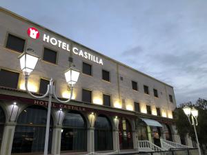 um hotel Castilla com uma placa na frente dele em Hospedium Hotel Castilla em Torrijos