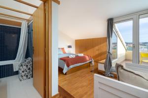 En eller flere senge i et værelse på Stunning Modern Flat w Terrace Miramar Gaia