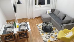 Apartman Mladenovic Divcibare tesisinde bir oturma alanı