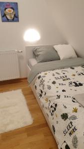 Apartman Mladenovic Divcibare tesisinde bir odada yatak veya yataklar