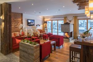 uma sala de estar com um sofá e uma lareira em Hotel Phoenix em Zermatt