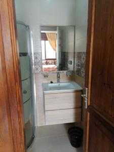 Ένα μπάνιο στο Appartements a Imi Ouaddar proche de la Plage