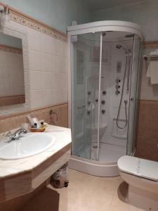 Łazienka w obiekcie Hotel Rural Venta Del Alon