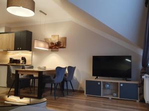 Kuchyňa alebo kuchynka v ubytovaní Birdland Panorama Apartman