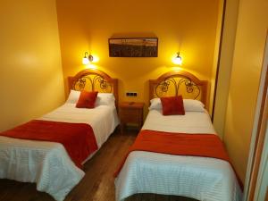 Łóżko lub łóżka w pokoju w obiekcie Hotel Rural Venta Del Alon