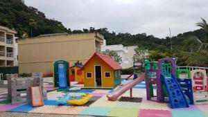 einen Spielplatz mit Rutsche und Spielstruktur in der Unterkunft Flat Angra Inn 220 Angra dos Reis in Angra dos Reis