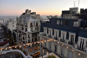 vistas a una ciudad con edificios y luces en Hotel Palacio, en Montevideo