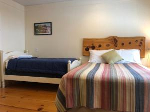 Giường trong phòng chung tại Trailside Inn