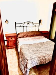 1 dormitorio con 1 cama y mesita de noche al lado en Casa en Busquistar, en Busquístar