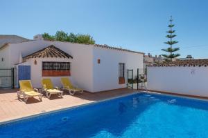 Oura Family House في ألبوفيرا: فيلا بمسبح و كرسيين اصفر