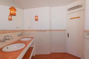 Oura Family House في ألبوفيرا: حمام أبيض مع مغسلتين ودش +15 صورة