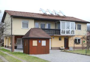 una casa con paneles solares en el techo en Apartma Vila Zigmund, en Cerknica