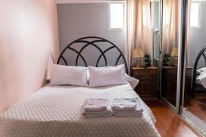 سرير أو أسرّة في غرفة في Residencial Velia & Victoria
