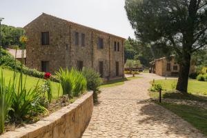 een stenen gebouw met een stenen pad ervoor bij Casena Mongerrati in Collesano