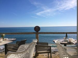 een tafel en stoelen met uitzicht op de oceaan bij Villa delgado in La Marina de la Torre