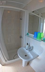 a white bathroom with a sink and a shower at Apartamento ático vistas al mar Internet de un IG in Gran Tarajal