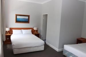 Postel nebo postele na pokoji v ubytování Hurstville Ritz Hotel