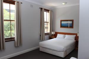Postel nebo postele na pokoji v ubytování Hurstville Ritz Hotel