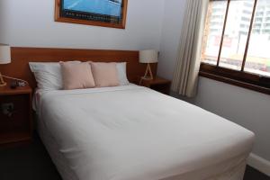 Postel nebo postele na pokoji v ubytování Hurstville Ritz Hotel
