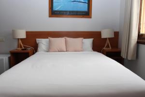Postel nebo postele na pokoji v ubytování Hurstville Ritz Hotel