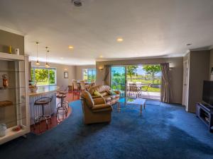 Гостиная зона в La Casa Al Mare - Golden Bay Beach House