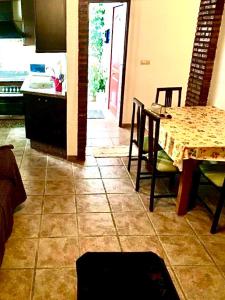 a kitchen and dining room with a table and chairs at Casa en Busquistar in Busquístar
