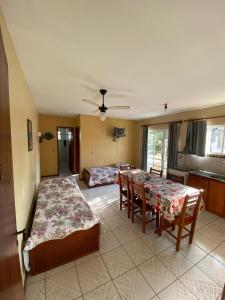 a living room with a table and a dining room at Departamentos Vale Encantado in Bombinhas