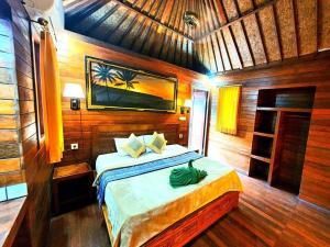 Tempat tidur dalam kamar di Lembongan Tropical Guesthouse