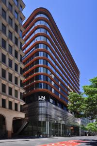 雪梨的住宿－Little National Hotel Sydney，一座高大的建筑,前面有标志