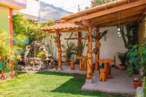 una pérgola de madera con una mesa en un patio en Hospedaje encanto del lago en González Suárez