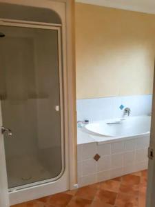 W łazience znajduje się umywalka i prysznic. w obiekcie Quiet homestay, private room with own bathroom w mieście Paraparaumu Beach