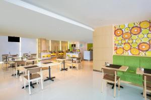 TV a/nebo společenská místnost v ubytování Zest Parang Raja Solo by Swiss-Belhotel International